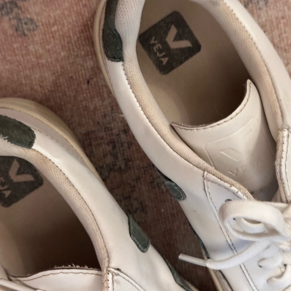 Veja White and olive green Sneakers Minimalist Design - Picture 4 of 7